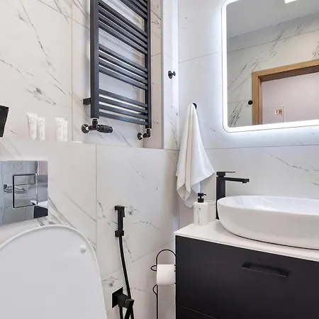 Stylowy Z Balkonem W Spokojnej Okolicy By Renters شقة